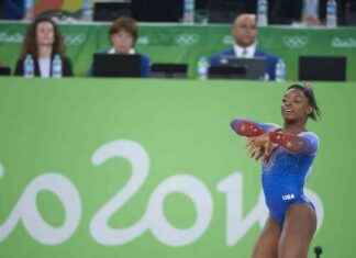 Tarjeta autografiada de Simone Biles de los Juegos Olímpicos de 2016 se vende por récord de $2.5K en medio de los Juegos de París news-03082024-074045