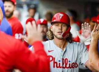 Marineros remontan déficit de cinco carreras para vencer a Filis luchando news-04082024-030928