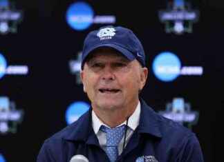 Título: Anson Dorrance se retira como entrenador de fútbol femenino de UNC; Ganó 21 títulos de la NCAA en 45 temporadas. news-12082024-004059