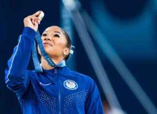 Promesa de Flavor Flav a Jordan Chiles: un collar de bronce en medio de la controversia de medallas news-12082024-032617