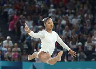 Video: Flavor Flav muestra reloj de bronce hecho para Jordan Chiles en medio de disputa por medalla news-13082024-193522