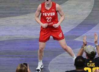 Caitlin Clark deslumbra a los aficionados en su regreso a la WNBA tras ser ignorada en los Juegos Olímpicos mientras Fever vence a Mercury. news-17082024-140128