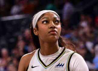 Ángel Reese elogiada como ‘Máquina de Doble-Doble’ por los fans de la WNBA a pesar de la derrota del Sky ante el Mercury. news-19082024-124609