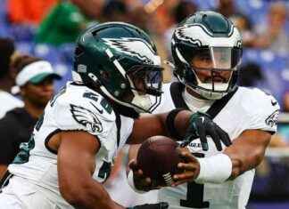 Ofensiva de los Eagles clasificada por encima de los 49ers por expertos de la NFL tras contrato de Saquon Barkley. news-27082024-224315