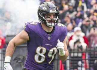 Mark Andrews, ala cerrada de los Cuervos, vuelve a entrenar tras accidente automovilístico. news-30082024-230029