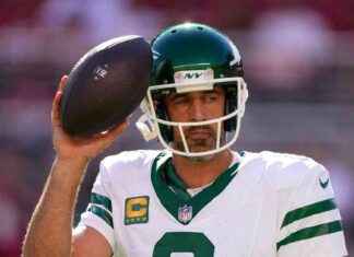 Aaron Rodgers Criticado Por Aficionados en Regreso de Lesión de Aquiles Mientras Jets Pierden ante 49ers news-10092024-112723