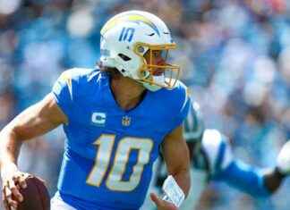 Justin Herbert de los Chargers se somete a radiografías tras sufrir lesión en la victoria contra los Panthers news-16092024-011229