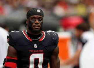 Azeez Al-Shaair de los Texans golpea a Roschon Johnson de los Bears en el lateral del juego de la semana 2 de la NFL. news-16092024-131925