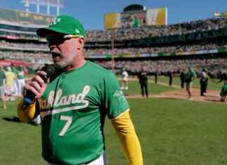 Despedida de Mark Kotsay, mánager de los A’s, tras 57 años en el Coliseo de Oakland. news-27092024-021435