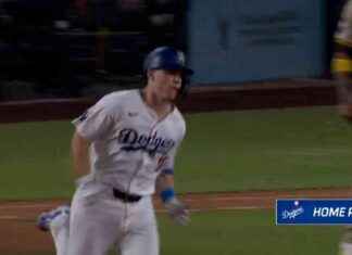 Will Smith de los Dodgers conecta un jonrón de dos carreras para igualar el marcador contra los Padres. news-27092024-075459