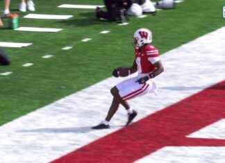 Badgers celebran touchdown de 52 yardas de Braedyn Locke a Vinny Anthony vs. Purdue news-05102024-210957