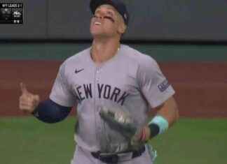 Aaron Judge realiza una atrapada para asegurar el último out, ayudando a los Yankees a eliminar a los Royals y avanzar a la Serie de Campeonato de la Liga Americana. news-11102024-061655