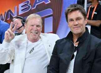 Video: Mark Davis bromea que los Raiders cambiaron a Davante Adams por Tom Brady, selección del draft de la NFL news-16102024-020710