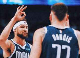 Klay Thompson anota 22 puntos, rompe récord de triples del equipo en su debut con los Mavs. news-25102024-092316