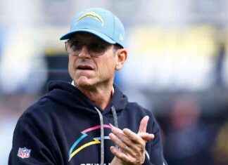 Jim Harbaugh premia a Bozeman con el balón del juego por defender a Herbert tras el golpe ilegal de los Saints news-28102024-155402