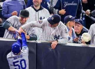 Aficionados de los Yankees eliminados por interferir en atrapada de Mookie Betts en Serie Mundial G4 vs. Dodgers news-30102024-041325