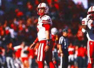 ¿Por qué los aficionados al fútbol universitario están arrojando basura al campo? news-03112024-140237