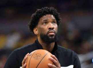 Joel Embiid se ve alarmantemente lento en la derrota de los 76ers ante los Knicks a pesar de la lesión. news-15112024-161053