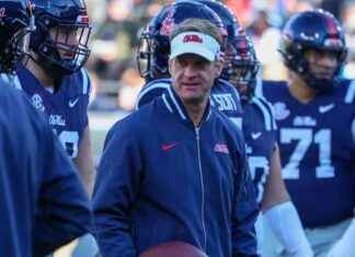 Lane Kiffin recibe burlas de fans de CFB tras derrota de Tennessee por OSU en CFP. lane-kiffin-recibe-burlas-de-fans-de-cfb-tras-derrota-de-tennessee-por-osu-en-cfp
