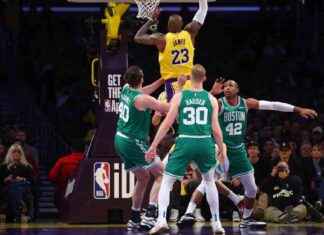 LeBron James y los Lakers sorprenden a los aficionados de la NBA con una victoria aplastante ante Jayson Tatum y los Celtics. lebron-james-y-los-lakers-sorprenden-a-los-aficionados-de-la-nba-con-una-victoria-aplastante-ante-jayson-tatum-y-los-celtics
